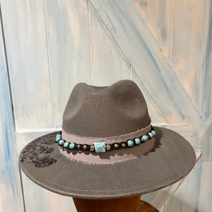 Hand gebrannter grauer Hut mit breiter Krempe und Türkis Band