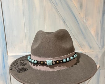 Sombrero de ala ancha gris quemado a mano con banda turquesa