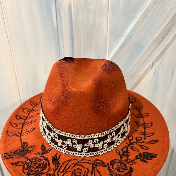 Handgebrannter Hut, einzigartig angepasst und in Fackel, gebranntes Orange, breite Krempe mit Rosen, verstellbare Passform, wunderschönes Spitzenband mit schwarzem X,