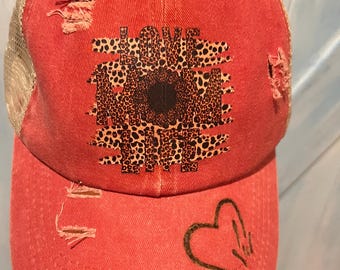 Gorra vaquera coral desgastada, quemada a mano, con texto "Love Mom Life" (ASL, "Te amo")