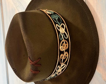 Sombrero de ala ancha quemado a mano: banda floral con volutas en verde cazador