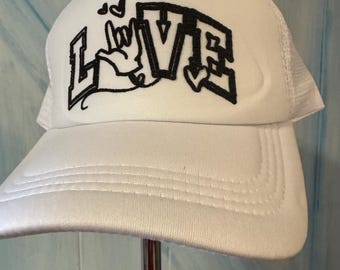 Gorra de béisbol con la frase "Te amo" en ASL: blanca, logo negro, San Valentín