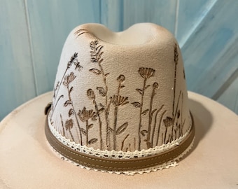 Sombrero de ala ancha quemado a mano: diseño de pájaro y flores silvestres