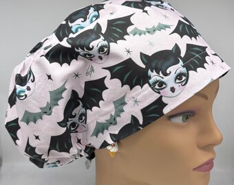 Gorro quirúrgico europeo Batgirl con cierre ajustable.