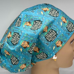 Peut inclure: Un bonnet de chirurgien bleu sarcelle avec un motif répété d'instruments médicaux et une illustration de dessin animé d'une personne avec le texte "THIS IS MY STERILE RESTING FACE".