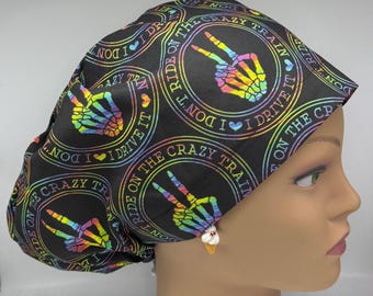 Gorro quirúrgico europeo "I Drive The Crazy Train" con cierre ajustable.