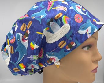Gorro quirúrgico europeo Shark Vacation con cierre ajustable.