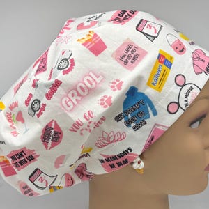 Peut inclure: Casquette de chirurgien blanche avec des motifs graphiques roses et noirs. La casquette présente diverses images et du texte, dont une voiture, un calendrier, un pull et les mots "GROOL" et "YOU GO".