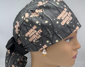 Gorro quirúrgico con forro de satén, ideal para enfermeras vasculares, con cintas para facilitar la circulación.