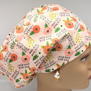 Puede incluir: Un gorro quirúrgico rosa con un patrón floral y el texto "but did you die?" repetido en todo.