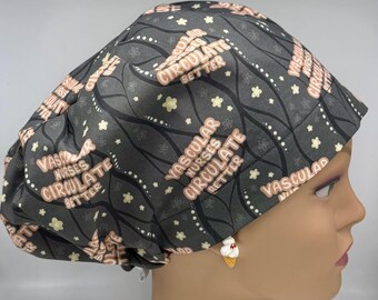 Gorro quirúrgico europeo Vascular Nurses Circulate Better con cierre ajustable.