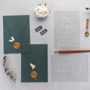 Carte de mariage en acrylique imprimée blanche avec enveloppe décorée de fleurs séchées vert-foncé