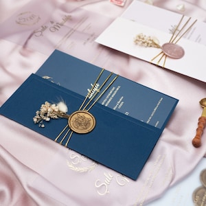 A thick acrylic invitation card with gilding printing and a folding invitation envelope with a half-lid with a floral ornament. A dazzling wedding invitation with seal decoration and changeable color options.