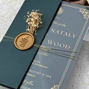 Islamische Goldfolien-Acryleinladung mit Basmalah und Jäger-Grünem halb gefaltetem Umschlag