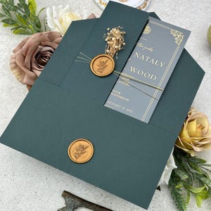 Invitación islámica acrílica dorada con basmalah y sobre verde cazador doblado a la mitad