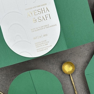 Convite de casamento moderno verde esmeralda personalizado em relevo e folha de ouro