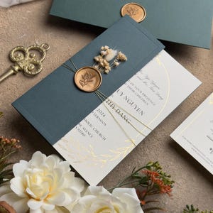 Elegante groene en gouden huwelijksuitnodiging | Bloemendetails | Moderne bruiloftsartikelen