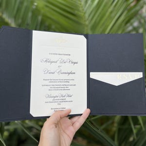 Invito a nozze in carta spessa con busta tascabile nera con stampa tipografica e oro