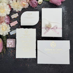 Einzigartige Hochzeitseinladung mit goldener Braut und Bräutigam Initialen