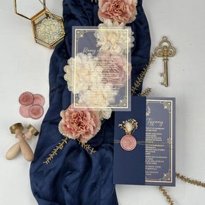 Prachtige marineblauwe bloemen halfcover goud bedrukte huwelijksuitnodiging