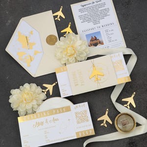 Invito a nozze con passaporto monogrammato stampato in oro beige lucido, invito di viaggio, biglietto d'invito a nozze con carta d'imbarco
