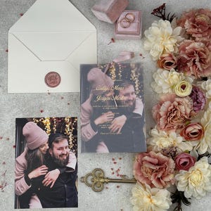 Invito di nozze in pergamena con foto degli sposi, opzione busta postale