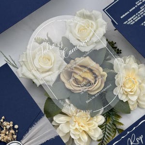 Convite oval elegante em acrílico com impressão prateada, envelope decorado com flores secas