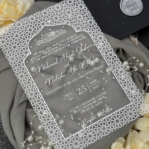 Zilverfolie islamitische koepelvormige acryluitnodiging voor Nikkah of huwelijksceremonie