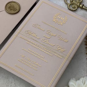 Helle Champagner Gold gedruckte Hochzeits- & Verlobungseinladung aus klarem Acryl