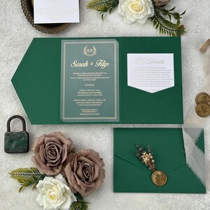 Met lavendel versierde smaragdgroene zakenvelop en goud bedrukt helder acryl huwelijksuitnodiging Suite