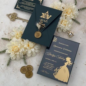 Invitación personalizada de acrílico para celebración de quinceañera en color verde oscuro