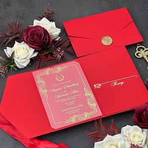 Invito in acrilico personalizzato con tocchi dorati su invito tascabile rosso