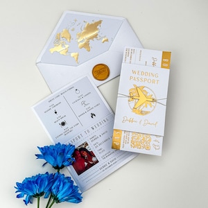 Invitación de pasaporte con palmeras doradas para bodas en la playa