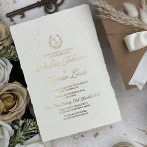 Invito di nozze con bordi strappati e lamina d'oro e stampa incassata