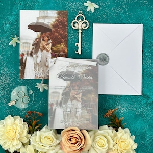 Invitación de boda en vitela con sobre blanco para enviar por correo y foto de los novios