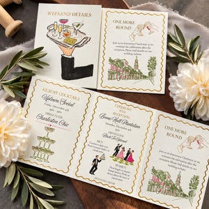 Op de afbeelding: Een meerdelige huwelijksuitnodigingsset van crèmekleurig karton met gouden geschulpte randen. Illustraties bevatten een cocktaildienblad, een champagnetoren en een straatbeeld van Charleston. Tekstdetails omvatten evenementenschema's, kledingvoorschriften en locatie-informatie voor een ceremonie en receptie op Boone Hall Plantation.