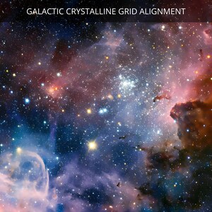 Op de afbeelding: Een levendige afbeelding van een sterrenstelsel vol sterren, nevels en kosmisch stof. De afbeelding toont een mix van kleuren, waaronder blauw, rood en oranje, met de tekst "GALACTIC CRYSTALLINE GRID ALIGNMENT" bovenaan.