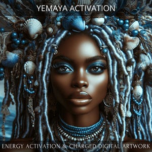 Puede incluir: Obra de arte digital que presenta a una mujer con rastas azules y blancas, adornada con conchas marinas y cuentas. La imagen incluye el texto "YEMAYA ACTIVATION" y "ENERGY ACTIVATION & CHARGED DIGITAL ARTWORK". La mujer tiene sombra de ojos azul y un collar.