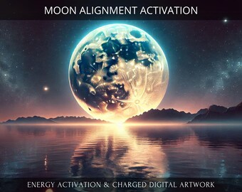 Puede incluir: Una obra de arte digital que representa una gran luna brillante reflejada en un cuerpo de agua tranquilo. La luna es de un amarillo y azul vibrantes con una superficie texturizada. El cielo es azul oscuro con una dispersión de estrellas. El texto "MOON ALIGNMENT ACTIVATION" está en la parte superior de la imagen y "ENERGY ACTIVATION & CHARGED DIGITAL ARTWORK" está en la parte inferior.
