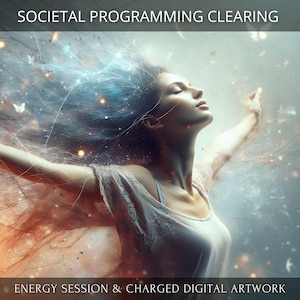 以下が含まれることがあります： 長い髪をなびかせた女性が腕を広げて立っており、その周りを渦巻くような幻想的なエネルギーフィールドが包んでいる。背景は柔らかな青みがかった灰色で、白い蝶とキラキラ光る光が散りばめられている。