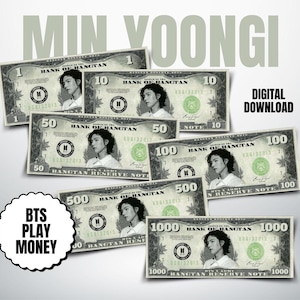 Può includere: Un set di sei banconote di gioco con il ritratto di un artista K-pop. Le banconote sono stampate con le parole "Bank of Bangtan" e "Bangtan Reserve Note" e presentano tagli da 10, 50, 100, 500 e 1000.