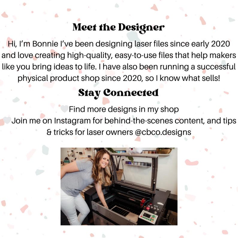 K&ouml;nnte beinhalten: Eine Frau steht neben einem Laserschneider und l&auml;chelt in die Kamera. Der Laserschneider ist schwarz und hat ein rotes Bedienfeld. Der Text "Meet the Designer" und "Stay Connected" ist oben im Bild zu sehen. Der Text "Find more designs in my shop" und "Join me on Instagram for behind-the-scenes content, and tips & tricks for laser owners @cbco.designs" ist unten im Bild zu sehen.
