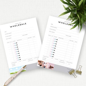 Peut inclure: Deux formulaires de commande vierges pour les commandes en gros. Les formulaires comportent des champs pour le nom, l'adresse de livraison, l'adresse de facturation, le numéro de téléphone, le numéro d'article, la quantité, la couleur, la description, le prix unitaire et le total. Les formulaires comportent également une section pour le mode de paiement, y compris la carte de crédit, Discover et American Express.