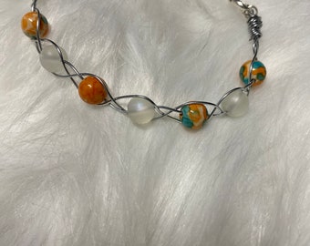 Handgemaakte kralenarmband met oranje en witte kralen
