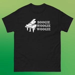Könnte beinhalten: Schwarzes T-Shirt mit einer weißen Grafik eines Klaviers und dem Text "Boogie Woogie Woogie".