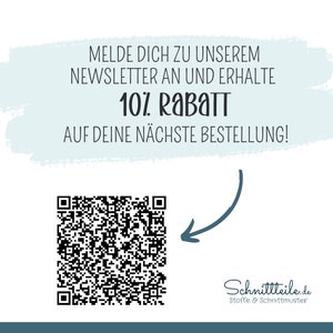 Może przedstawiać: Czarno-biały kod QR ze strzałką wskazującą w prawo. Tekst nad kodem QR brzmi "MELDE DICH ZU UNSEREM NEWSLETTER AN UND ERHALTE 10% RABATT AUF DEINE N&Auml;CHSTE BESTELLUNG!" Tekst pod kodem QR brzmi "Schnittteile.de Stoffe & Schnittmuster".