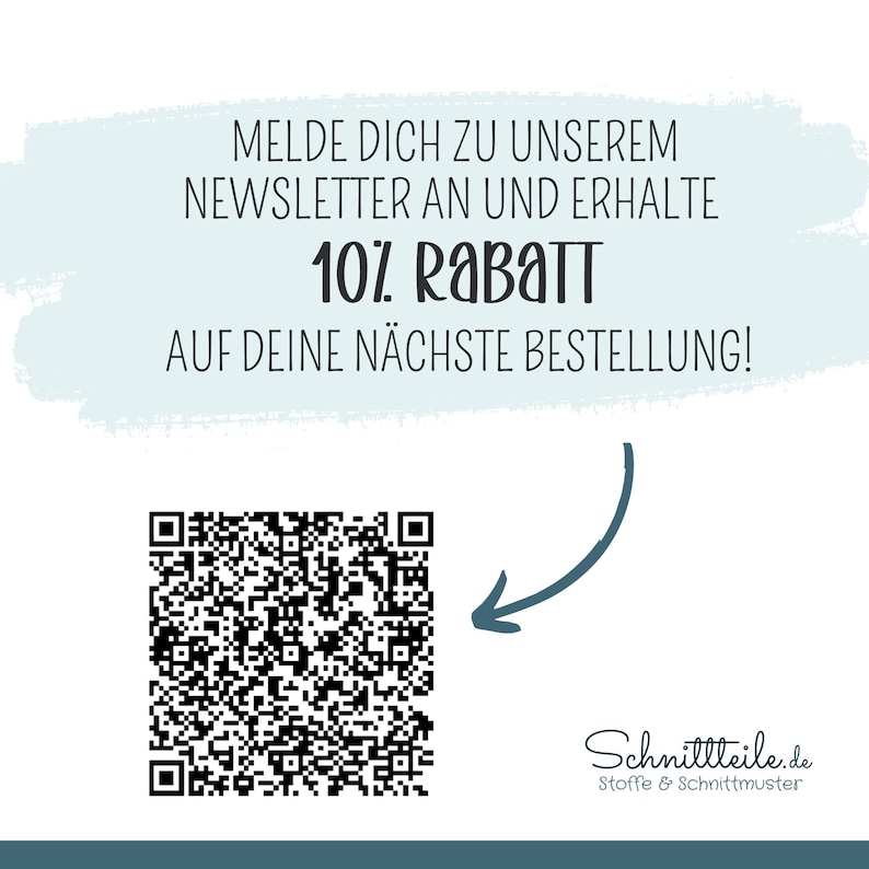 Może przedstawiać: Czarno-biały kod QR ze strzałką wskazującą w prawo. Tekst nad kodem QR brzmi "MELDE DICH ZU UNSEREM NEWSLETTER AN UND ERHALTE 10% RABATT AUF DEINE N&Auml;CHSTE BESTELLUNG!" Tekst pod kodem QR brzmi "Schnittteile.de Stoffe & Schnittmuster".