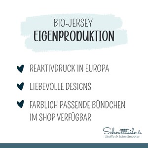 Może przedstawiać: Jasnoniebieski grafika z tekstem "BIO-JERSEY EIGENPRODUKTION" w kolorze czarnym. Pod tekstem znajdują się trzy punkty z sercami. Punkty te brzmią: "REAKTIVDRUCK IN EUROPA", "LIEBEVOLLE DESIGNS" i "FARBLICH PASSENDE B&Uuml;NDCHEN IM SHOP VERF&Uuml;GBAR". Grafika zawiera r&oacute;wnież tekst "Schnittteile.de Stoffe & Schnittmuster" w kolorze czarnym.