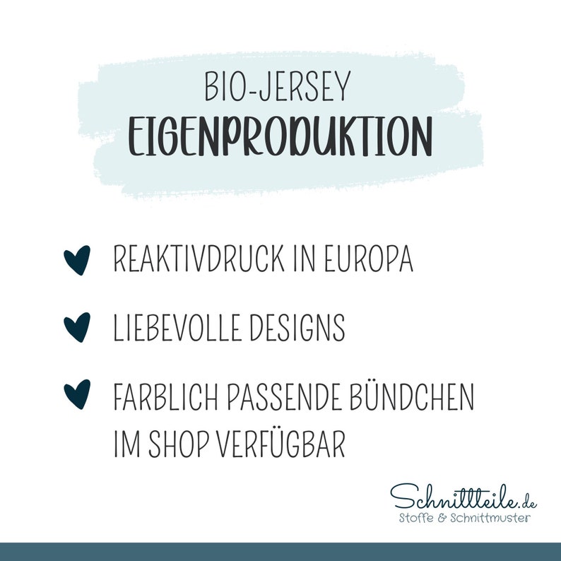 Może przedstawiać: Jasnoniebieski grafika z tekstem "BIO-JERSEY EIGENPRODUKTION" w kolorze czarnym. Pod tekstem znajdują się trzy punkty z sercami. Punkty te brzmią: "REAKTIVDRUCK IN EUROPA", "LIEBEVOLLE DESIGNS" i "FARBLICH PASSENDE B&Uuml;NDCHEN IM SHOP VERF&Uuml;GBAR". Grafika zawiera r&oacute;wnież tekst "Schnittteile.de Stoffe & Schnittmuster" w kolorze czarnym.