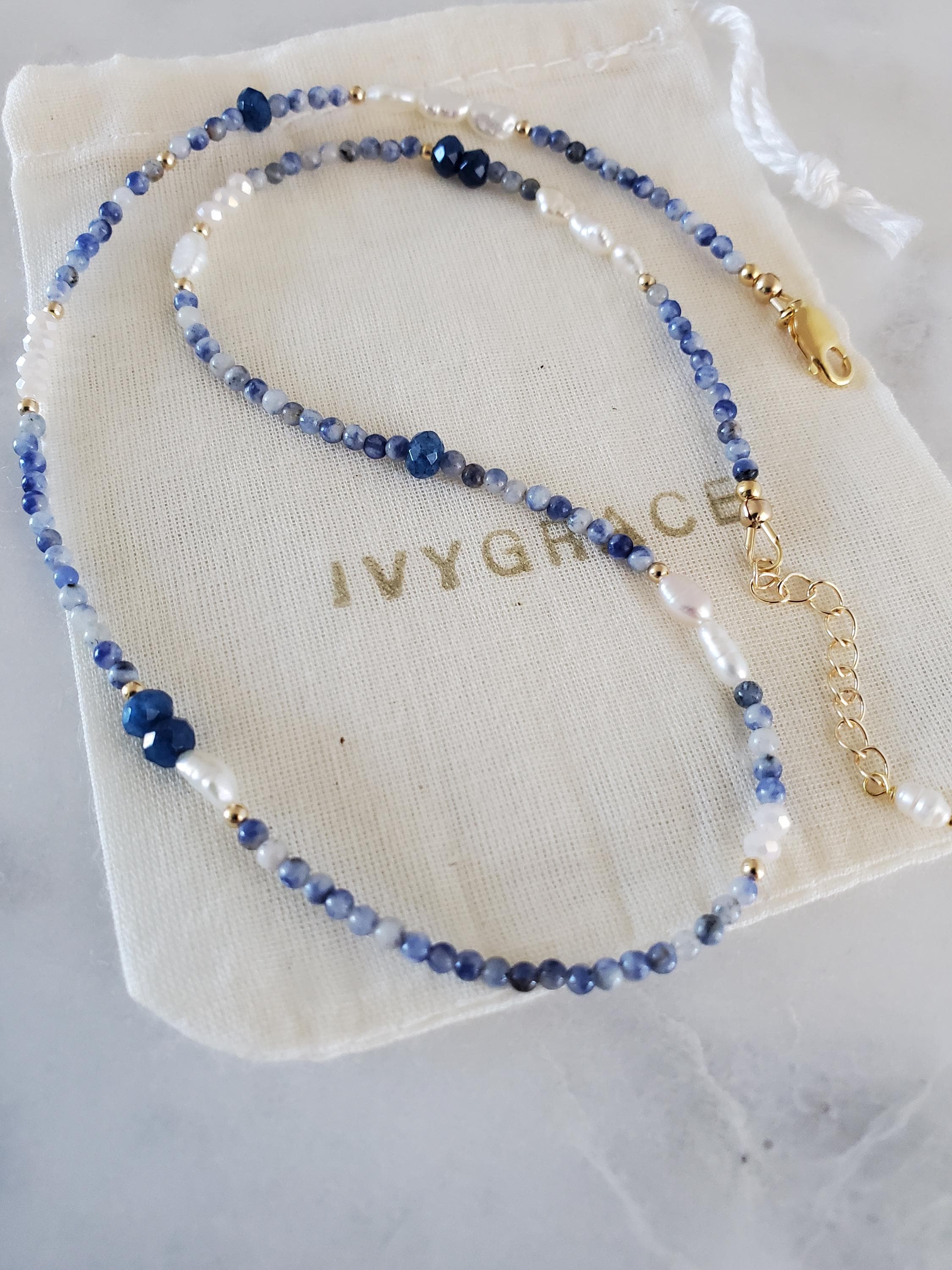 Notevole collana di perle Akoya con centrale /chiusura d'oro con zircone e agata blu - COLLANA DONNA IN ORO - Gioielli Santori - Creazioni d'Eccezione
